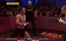 Cú knock-out 'điên rồ': tung cước giống Lý Tiểu Long, rồi giật chỏ khiến đối thủ bất tỉnh