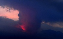 Núi lửa Sakurajima ở Nhật phun trào ngày thứ 2 liên tiếp, đá văng xa đến 2,5km