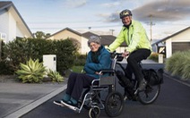 Cụ ông 79 tuổi chế xe đạp điện lai xe lăn chở vợ đi dạo