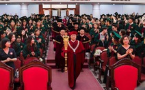 Yêu cầu báo cáo việc hiệu trưởng mặc áo nhung, cầm quyền trượng ở lễ trao bằng tốt nghiệp đại học