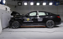 Sedan điện mới BMW i4 gây thất vọng về độ an toàn