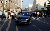 Sáng nay 9-7, xe tang đưa cố thủ tướng Nhật Bản Abe Shinzo rời bệnh viện về nhà ở Tokyo