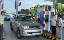 Nhiều xe gặp lỗi không nhận diện thẻ, phải trả tiền mặt tại trạm thu phí cao tốc Nội Bài - Lào Cai