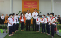 Nguyên Phó thủ tướng Trương Hòa Bình tặng quà cho học sinh nghèo ở Tiền Giang