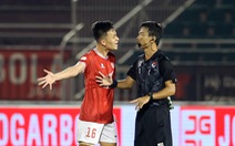 Trọng tài bị cầu thủ TP.HCM tìm đến phản ứng sau trận thua Bình Định