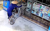 Người phụ nữ tông xe đạp điện vào cửa kính cường lực