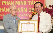 Bí thư Nguyễn Văn Nên trao huy hiệu 75 năm tuổi Đảng cho ông Phan Minh Tánh