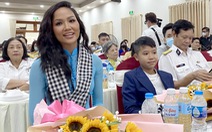 Hoa hậu H’Hen Niê trao tặng kỷ vật chống dịch COVID-19 cho bảo tàng