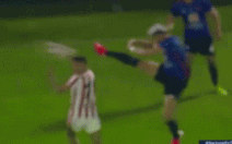 Clip: Cầu thủ nhận thẻ đỏ vì cú đá 'kungfu' vào đầu đối thủ