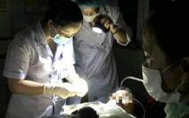 Lưới điện bệnh viện bị sự cố, bác sĩ soi đèn pin đỡ đẻ cho sản phụ sinh 3
