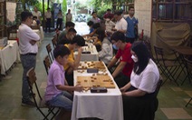 Các kỳ thủ nhí đấu trí tranh suất học cờ với kiện tướng quốc gia