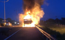 Xe tải bốc cháy dữ dội trên cao tốc TP.HCM - Trung Lương