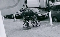 Hai bé trai dùng xe đạp che hố ga bị trộm mất nắp