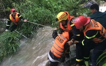 Cảnh sát giải cứu 23 người mắc kẹt tại suối do mưa to, nước chảy xiết