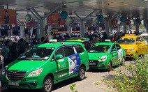 'Tôi bất bình vì tài xế taxi sân bay Tân Sơn Nhất đối xử tệ với phụ nữ và trẻ em'