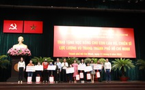 Nguyên Phó thủ tướng thường trực Trương Hòa Bình tặng học bổng cho con em lực lượng vũ trang TP