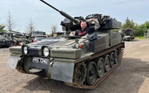 Lực sĩ khỏe nhất thế giới đem xe tăng đi rửa: Phải cầm ô vì không ngồi vừa bên trong xe