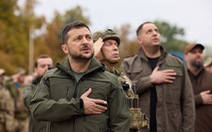Tổng thống Ukraine bất ngờ thăm thị trấn Izium mới tái chiếm