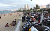 Dẹp “loạn giữ xe”  thu tiền trái phép ở bãi biển Nha Trang