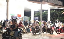 Xăng về trong đêm, người dân đảo Phú Quý tranh thủ mang xe ra 'nạp'