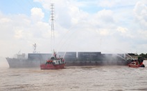 Hàng trăm người diễn tập chữa cháy tàu 25.000 tấn trong cảng Cát Lái