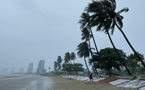 Trực tiếp bão số 4: Miền Trung bắt đầu mưa to, sóng lớn