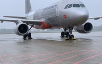 Hãng bay gấp rút di dời máy bay 'trú bão', một máy bay lỗi kỹ thuật phải ở lại sân bay Đà Nẵng