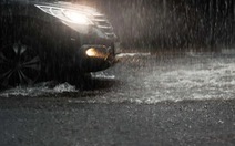 Cố lái xe qua vùng nước ngập sau mưa bão sẽ như thế nào?