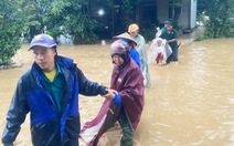 Nghệ An mưa lớn, sạt lở đất chia cắt nhiều tuyến quốc lộ, di dời dân