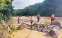 Một người dân bị nước cuốn trôi mất tích khi lội qua sông Bung