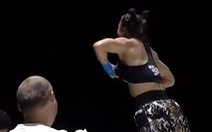 Nữ võ sĩ vén áo khoe ngực trần khi knock-out đối thủ