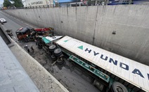 Xe container lật trong hầm chui ngã tư Vũng Tàu