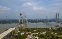Toàn cảnh và cận cảnh làm đốt cao nhất trụ chính công trình cầu Mỹ Thuận 2
