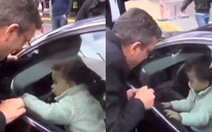 Đám đông nỗ lực hướng dẫn bé trai tự giải cứu mình khỏi ô tô
