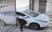 Nữ tài xế làm trầy xước ô tô vì lười mở hết cửa cổng