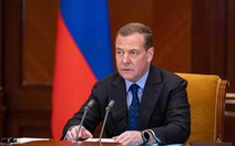 Ông Medvedev nói Thủ tướng Nhật nên xấu hổ vì khúm núm trước Mỹ