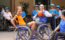 Đại sứ nhóm G4 ngồi xe lăn chơi bóng rổ với người khuyết tật