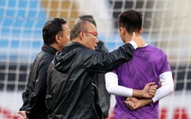 HLV Park Hang Seo trao đổi với Phan Văn Đức trước trận gặp Myanmar