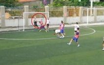 Cầu thủ dùng tay đỡ bóng như thủ môn, trọng tài check VAR yêu cầu phạt góc