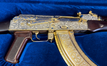 Hải quan Nga tịch thu khẩu súng trường Kalashnikov bằng vàng