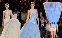 Độc lạ như Paris Fashion Week: Váy áo để ẵm để bồng!