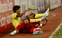 Hậu vệ Malaysia đá xấu Văn Hậu bị cấm thi đấu 2 trận