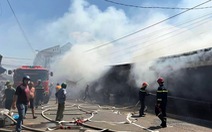 8 ki ốt sau chợ Long Khánh cháy ngùn ngụt giữa trưa