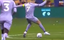 Khoảnh khắc Ronaldo đảo chân 'làm màu' bị so sánh với lạc đà đá bóng