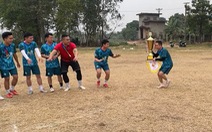 Chàng trai nâng cúp phong cách Messi ở giải ao làng