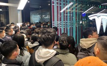 Đám đông bất bình tụ tập tại cửa hàng xe Tesla ở nhiều thành phố Trung Quốc