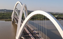 Thông xe cầu Kinh Dương Vương vòm thép cao nhất Việt Nam