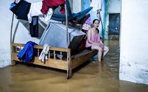 Nước lụt tràn ào ạt vào nhà dân Đà Nẵng, sofa, tủ lạnh lềnh bềnh