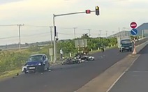 Khởi tố hai cha con vụ lái ô tô tông hàng loạt xe máy dừng đèn đỏ