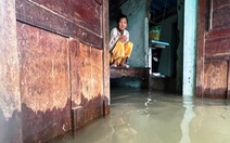 Mưa giảm, nhiều vùng ở Huế vẫn ngập sâu trong nước lũ